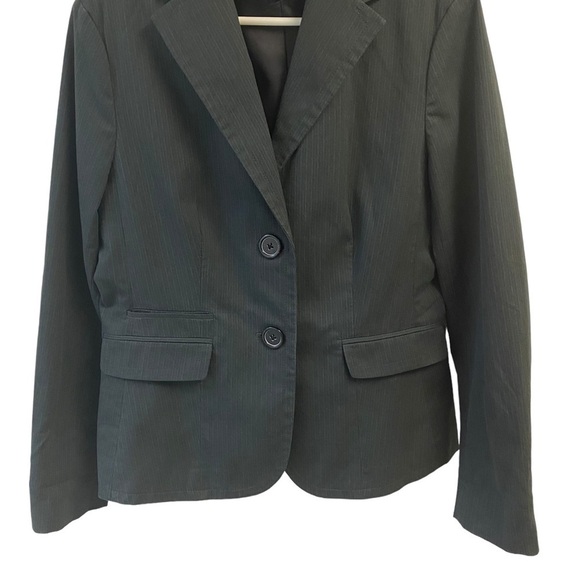 GAP ladies blazer dark gray pinstriped size 10. - Picture 11 of 12